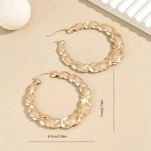 Vintage Style Elegant Hoop Earrings with Embossed Floral Pattern - Picture 3 of 3